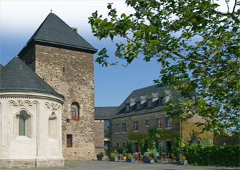 Die Oberburg neben der Matthiaskapelle